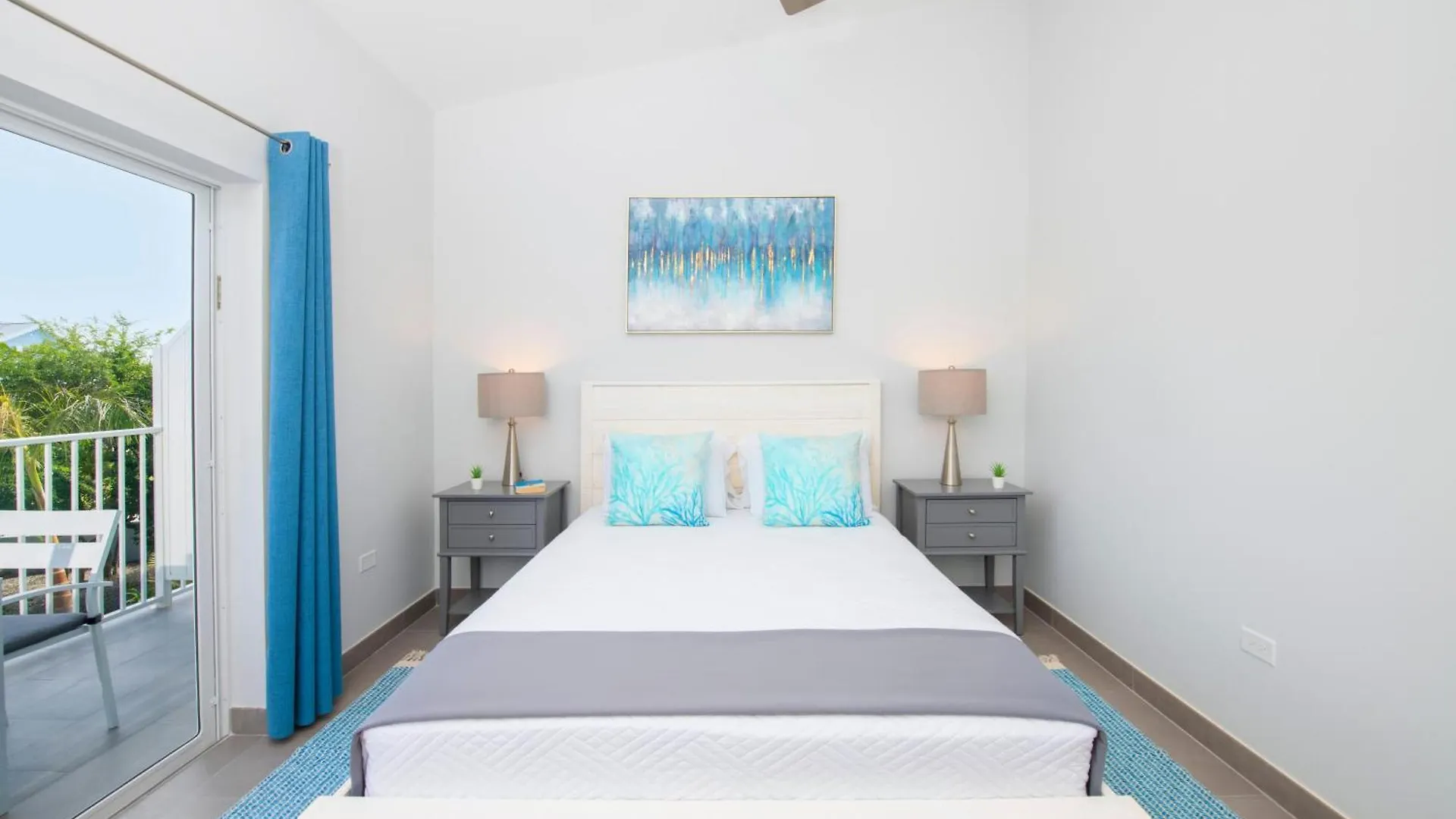 Summertime Suites #50 West Bay 펜션